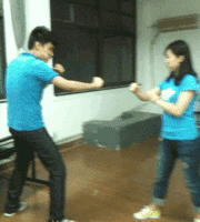 女生拳打脚踢够不到男孩